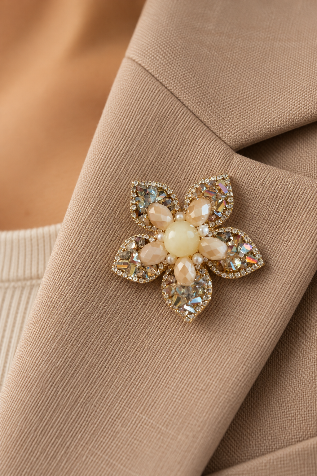 Broche fleur dorée à strass et pierres champagne