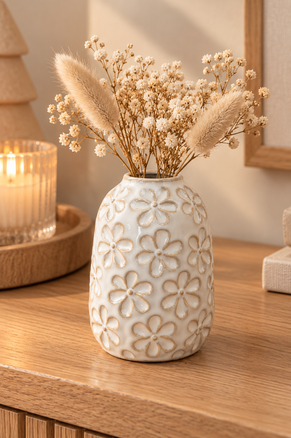 Vase décoratif blanc et beige à motifs floraux – 11,5 cm