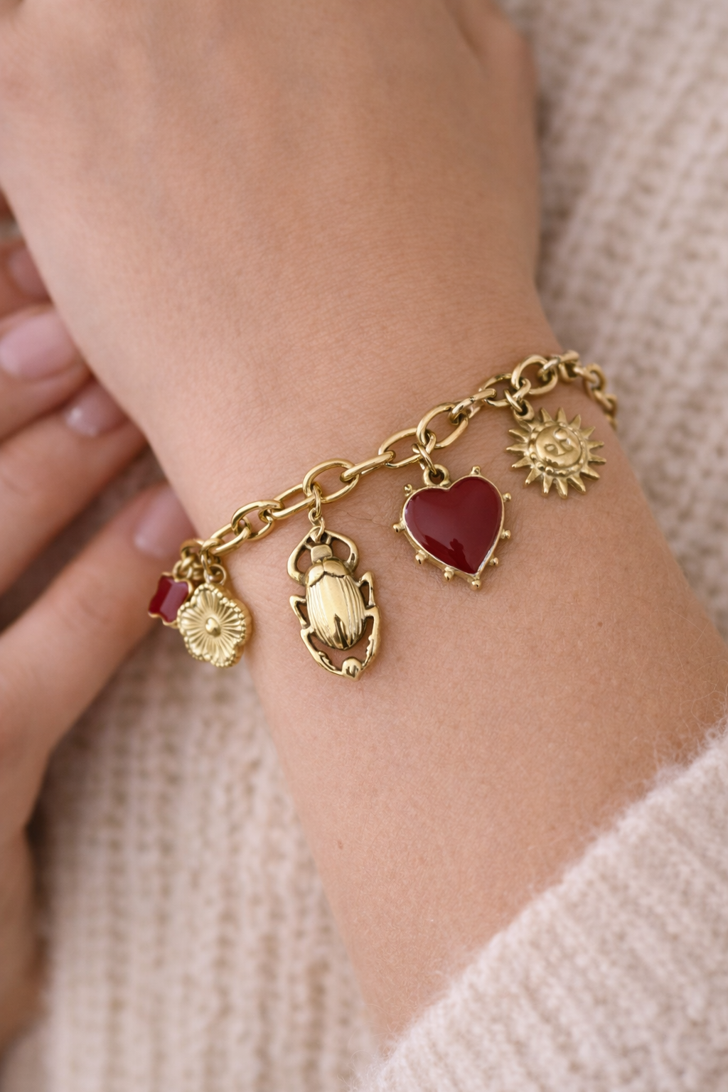 Bracelet breloques doré cœur rouge