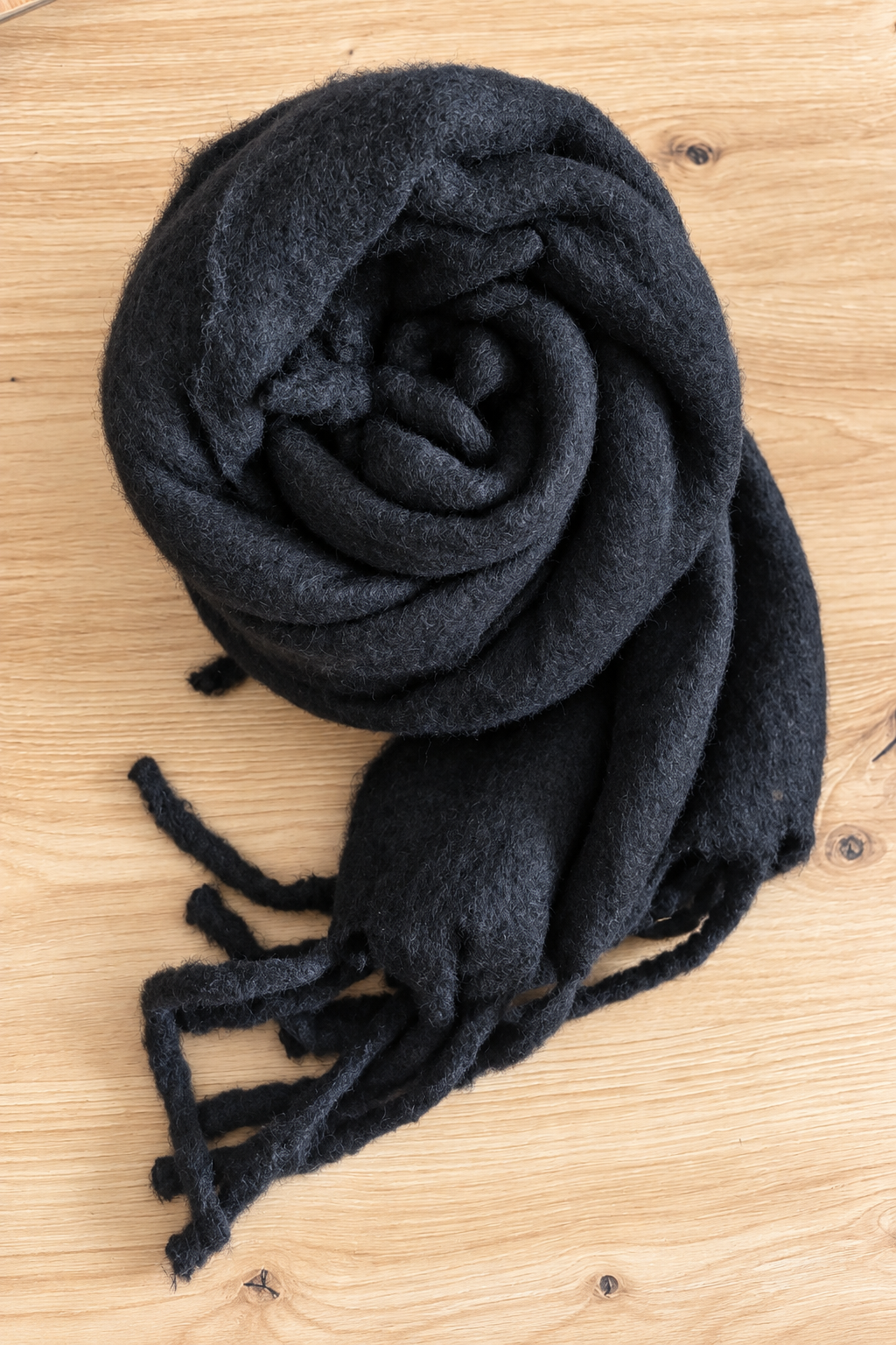 Écharpe noire à franges