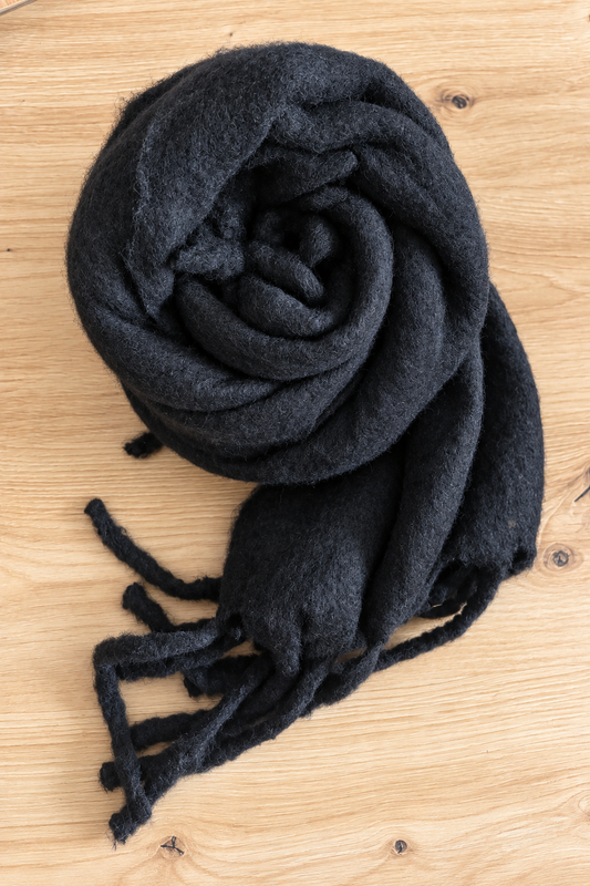 Écharpe noire à franges
