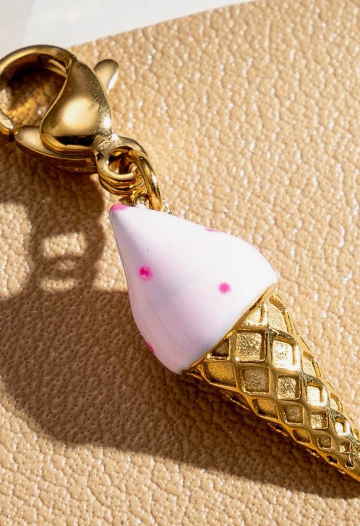 Charm doré