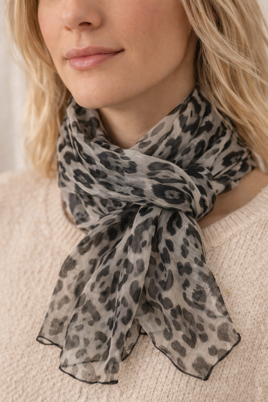 Foulard léopard gris