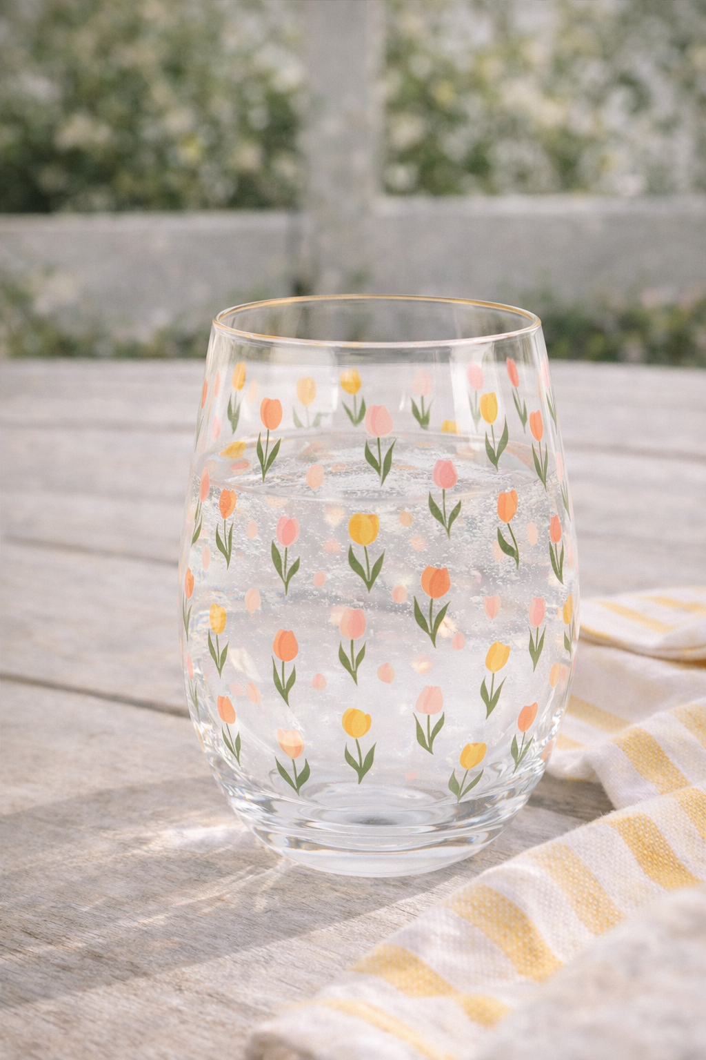 Verre tulipes fleuries