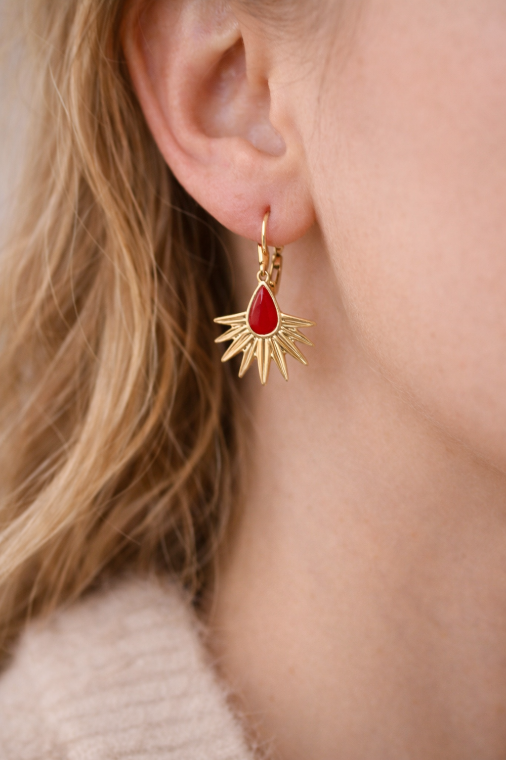 Boucles d’oreilles dorées soleil rouge